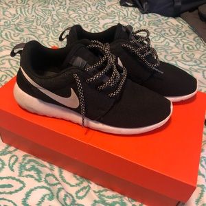 black nike roshies